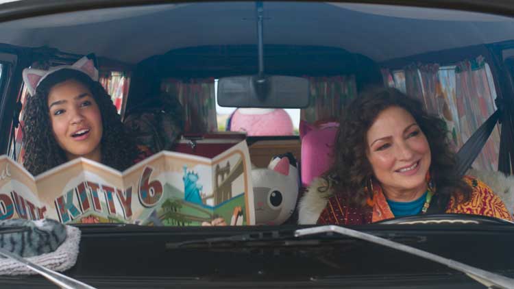 Gabby (Laila Lockhart Kraner) y Gigi (Gloria Estefan) en 'La casa de muñecas de Gabby: La película'