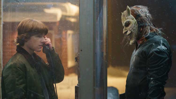 Finn (Mason Thames) y el Captor (Ethan Hawke) en Black Phone 2