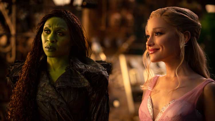 Cynthia Erivo como Elphaba y Ariana Grande como Glinda en 'Wicked: Parte II'