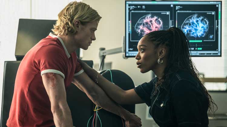 Tom Rhys Harries como Matt Hagen y Naomi Ackie como Caitlyn Corr en "Clayface"