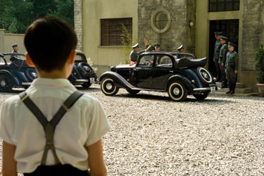 El niño con el pijama de rayas