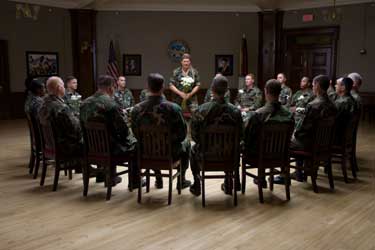 Los hombres que miraban fijamente a las cabras