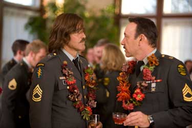 Los hombres que miraban fijamente a las cabras