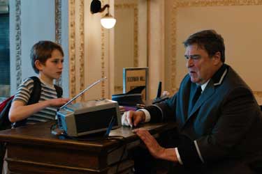 Tan fuerte, tan cerca