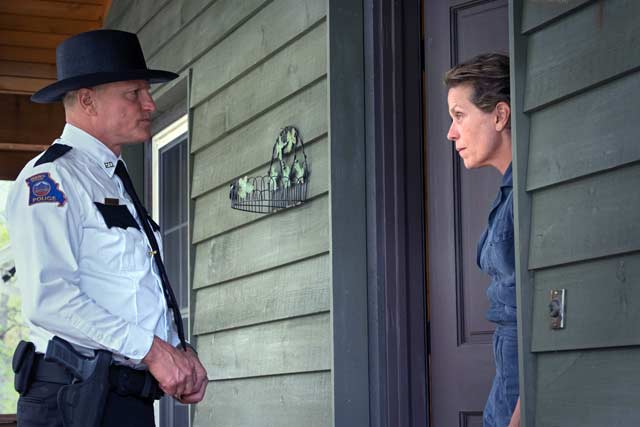 Tres anuncios en las afueras