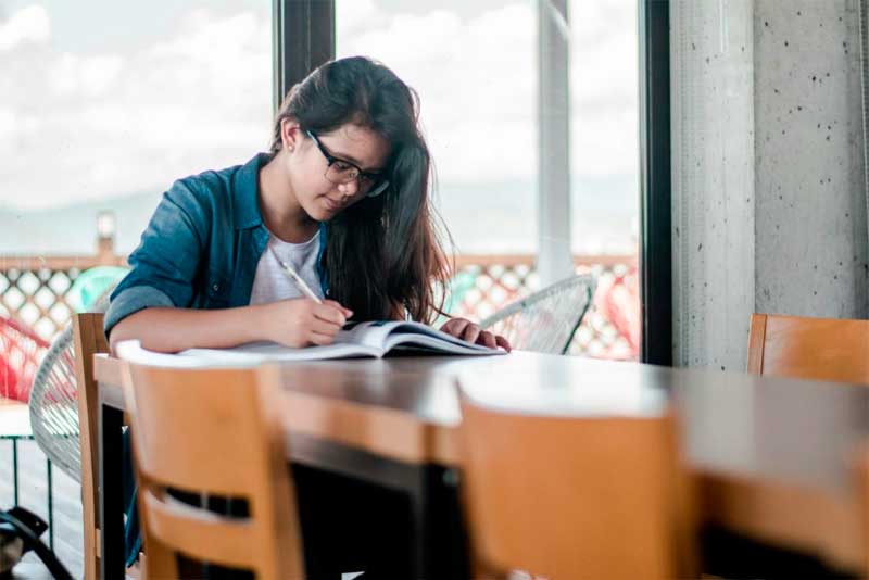 Chica estudiando