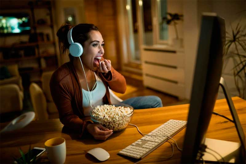 Ordenador y palomitas