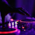 Cómo los estrenos musicales semanales marcan el ritmo del pop actual