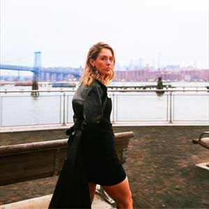 Anna of the North: Girl in a bottle - portada mediana