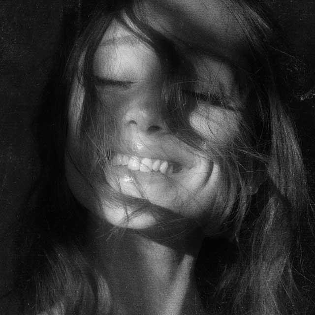 Ariana Grande: Petal - portada