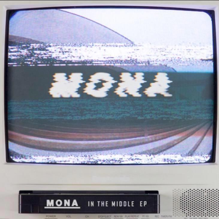 Mona: In the middle - portada