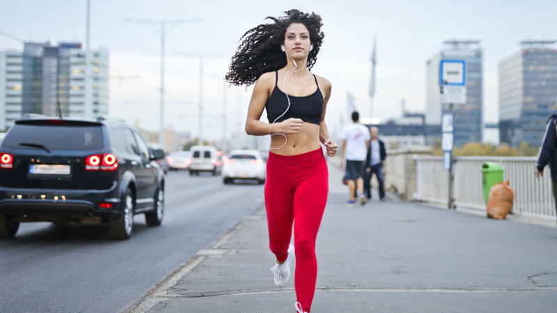 Corriendo y escuchando música