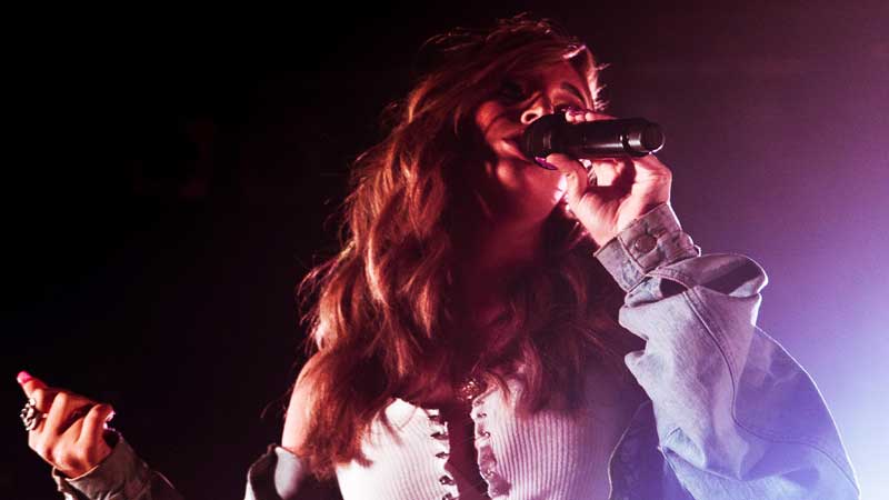 Artista femenina cantando