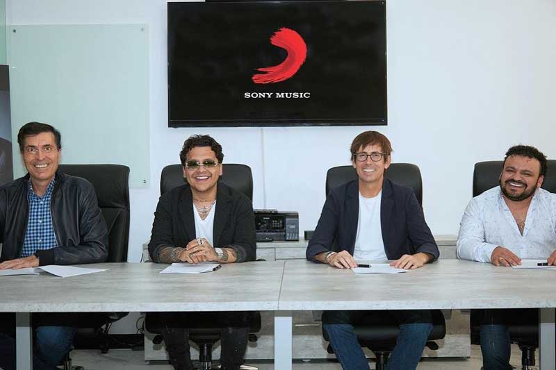 Christian Nodal firma por Sony Music