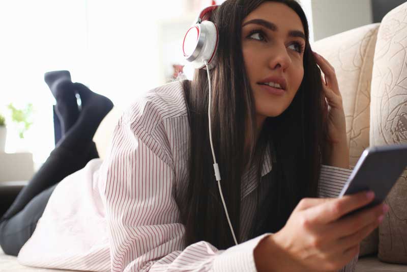 Escuchando música