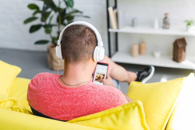 Escuchando música 2