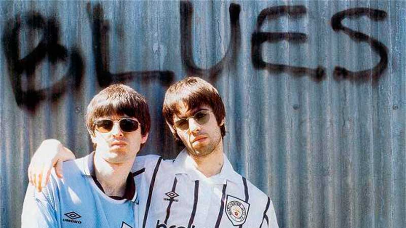 Los hermanos Gallagher con la playera del Manchester City