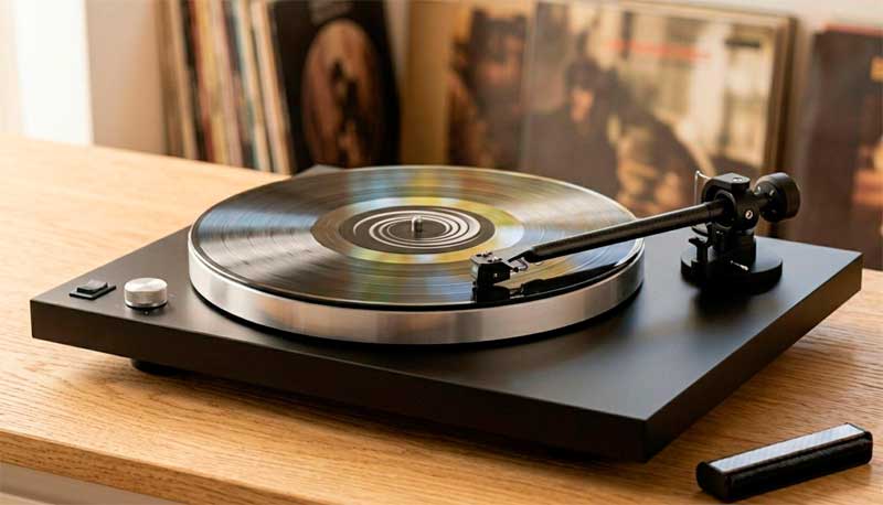 Tocadiscos con discos de vinilo en un listening bar moderno