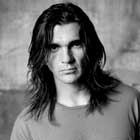 Juanes convierte dos fusiles en guitarras