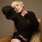 Soraya Arnelas, firmas y conciertos