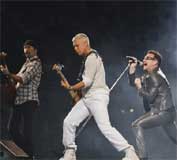 U2 retoma su gira con nuevas canciones
