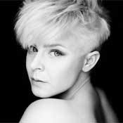 Robyn cambia de planes