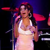 Amy Winehouse perdida sobre el escenario