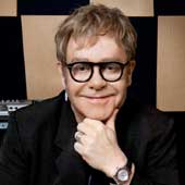 Raphael Saadiq toca el bajo para Elton John