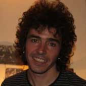 Lo que más: guitarras, chaleco y gafas de sol