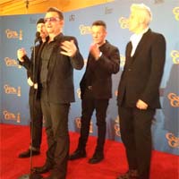 U2 se lleva el Globo de Oro por "Ordinary love"