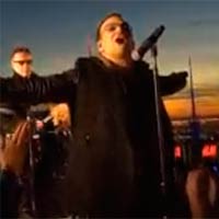 U2 en televisión con Invisible