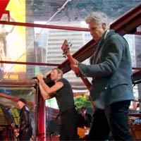 Chris Martin y Bruce Springsteen por Bono en U2