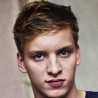 George Ezra vuelve a liderar la lista de discos en UK