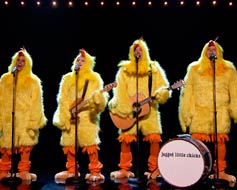 Alanis Morissette y su banda de pollitos