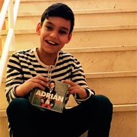 Adrián sigue nº1 en discos en España con 'Lleno de vida'