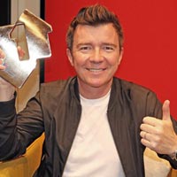 Rick Astley nº1 en discos en Reino Unido con '50'
