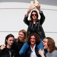 Blossoms lidera la lista británica de discos