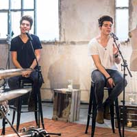 Gemeliers y Luis Fonsi siguen nº1 en listas en España