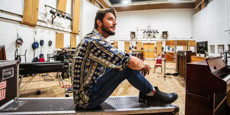 Manuel Carrasco 6º nº1 y triple platino con La cruz del mapa