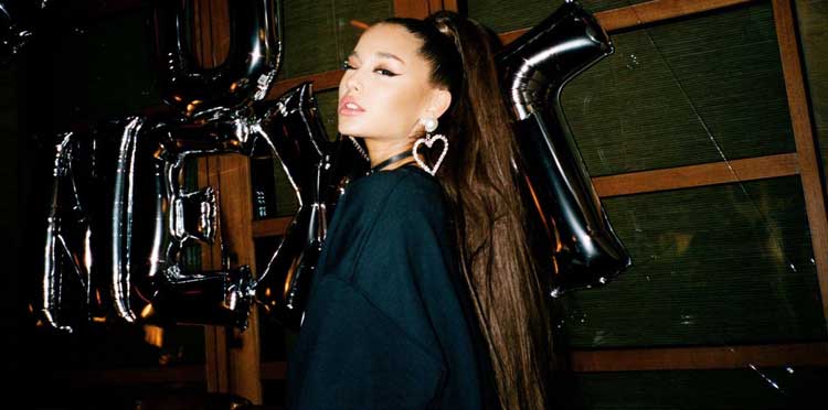 Ariana Grande hace doblete en listas británicas