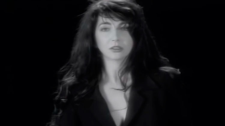 Kate Bush en modo Elton John