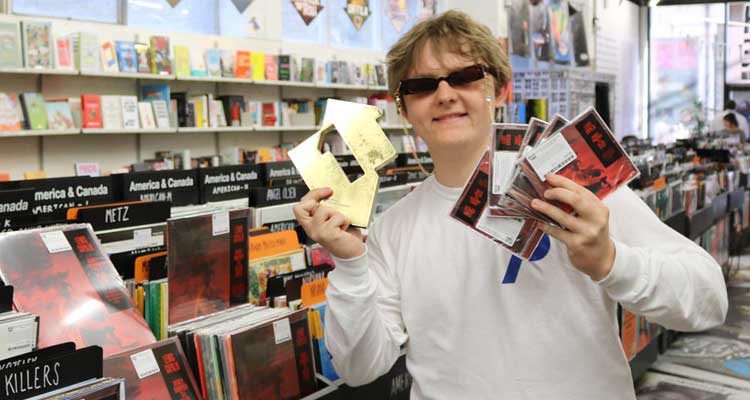Lewis Capaldi nº1 en discos en UK con Divinely uninspired...
