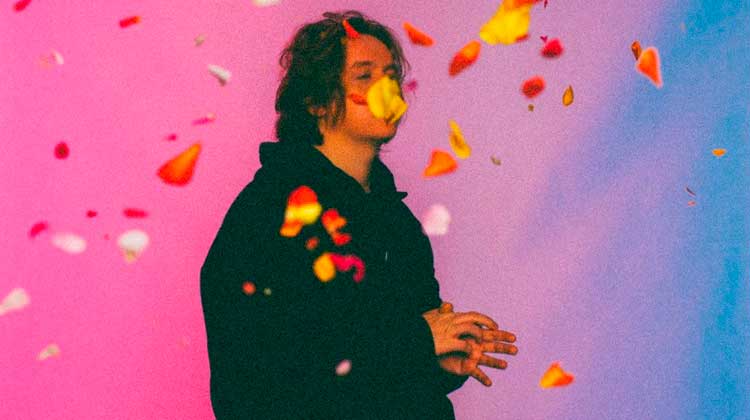 Lewis Capaldi vuelve al nº1 en UK con Divinely uninspired...