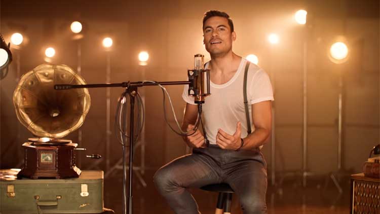 Carlos Rivera en modo cover