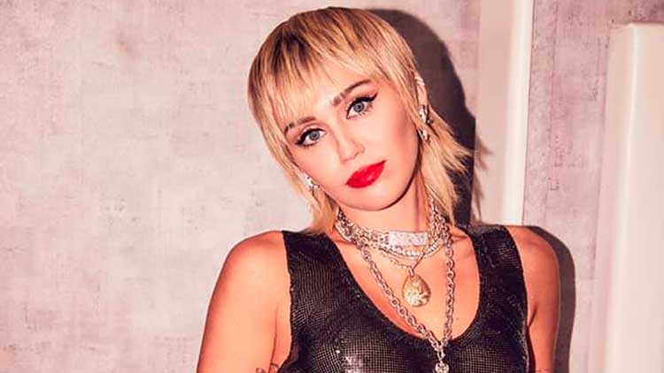 Miley Cyrus en modo Billie Eilish