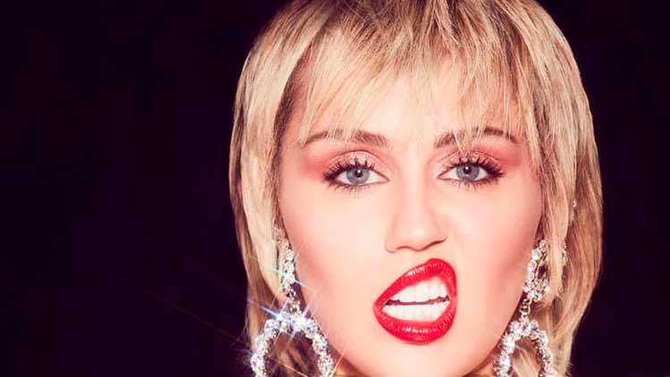 Miley Cyrus sigue con nuevas versiones