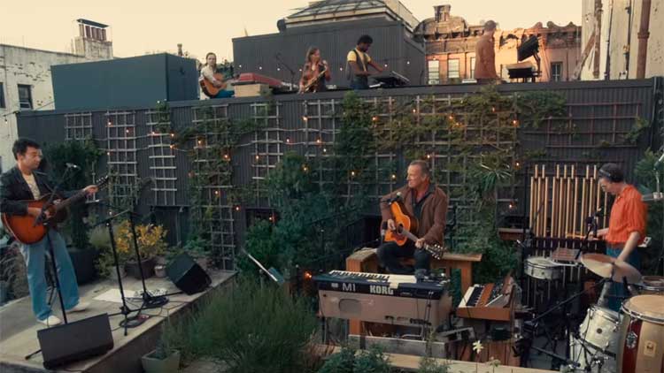 Bleachers y Bruce Springsteen en la azotea del edificio de los Electric Lady Studios en Nueva York