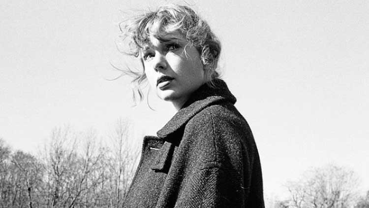 Taylor Swift mantiene el nº1 en la Billboard 200 con 'Evermore'