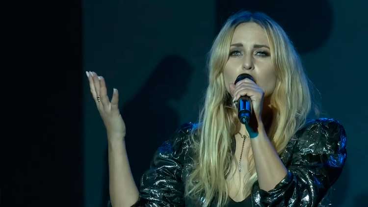 Maryan Frutos interpretando 'Un año más' en Nochevieja 2020