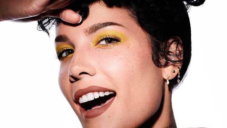 Halsey anuncia su embarazo